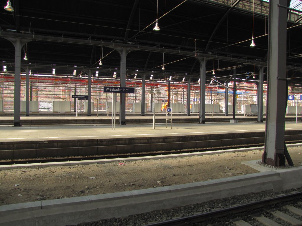 Die leere Bahnhofshalle in Wiesbaden Hbf; 29.03.2011