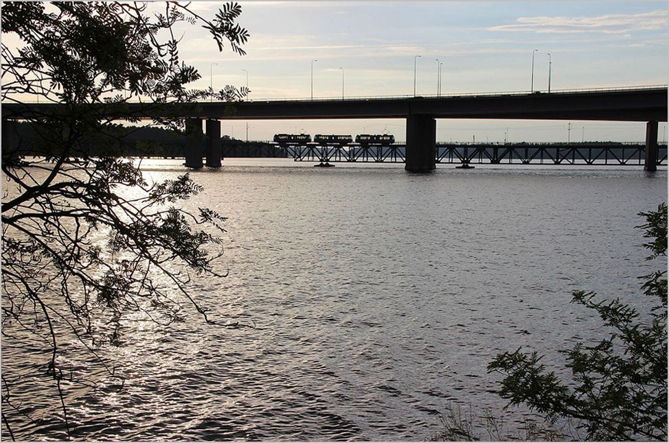 Die leichte Abendsonne spiegelt sich im Lilla Vrtan, whrend ein Zug der Lidingbanan die Lidingbron berquert. Liding/Torsvik, 25.7.12