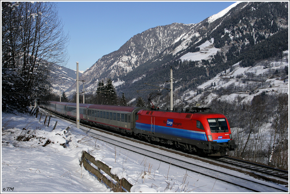 Die leider mattsonnige 1116.016  Rail Cargo Hungaria  ist mit OEC 111 von Salzburg nach Kalgenfurt unterwegs und konnte nahe Angertal, an der Tauernbahn, aufgenommen werden. 29.01.2011