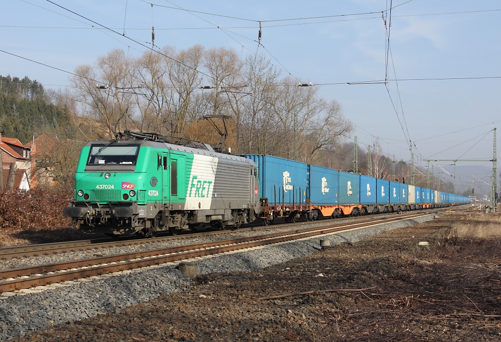 Die leider nicht rein-blaue Wand bespannt mit 437024 in Fahrtrichtung Sden. Aufgenommen am 09.03.2012 beim B Eltmannshausen/Oberhone.