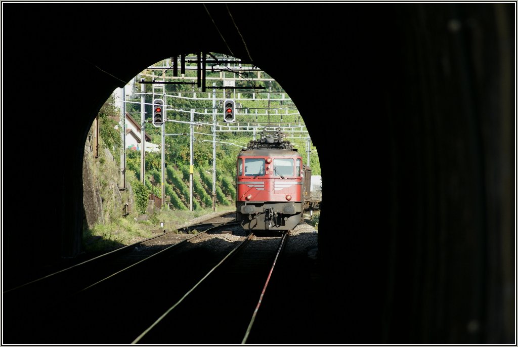 Die leider Wappenlose Ae 6/6 11424 fhrt in den 136 Meter langen  Tour de Bertholod  Tunnel bei Lutry ein.
2. August 2011 