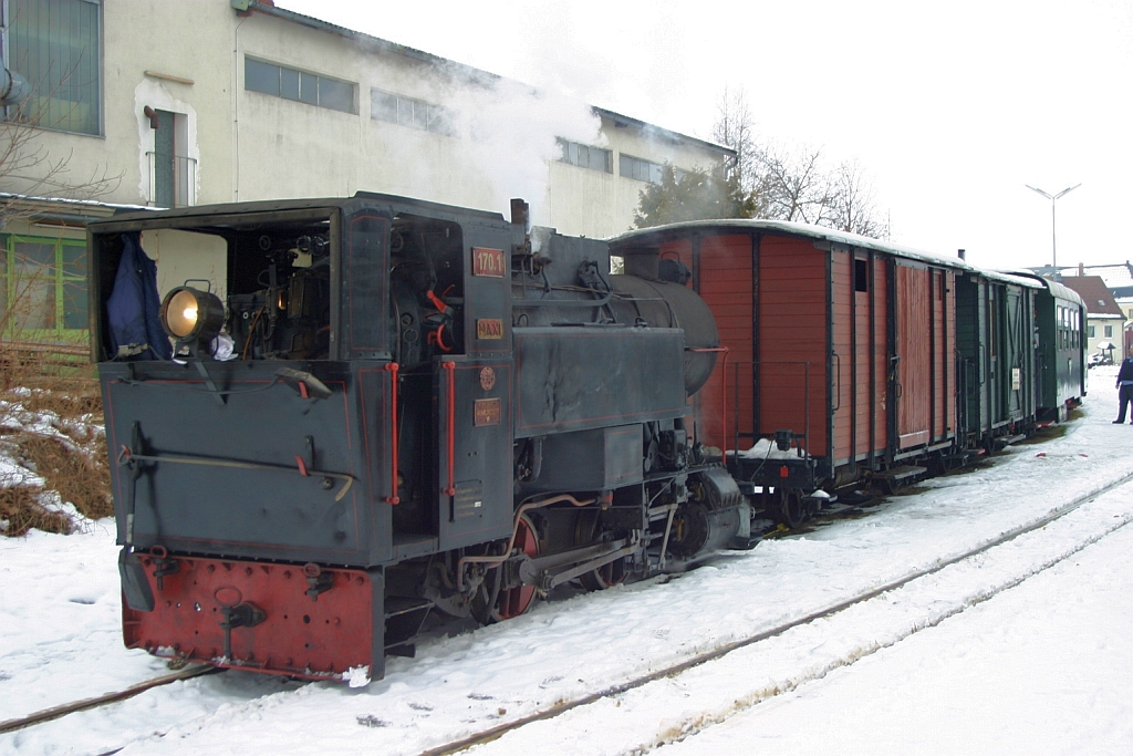 Die Leihgabe-Lok 170.1 wartet am 04.Dezember 2005 mit dem Nikolaus-Sonderzug abfahrbereit im Bf. Heidenreichstein.