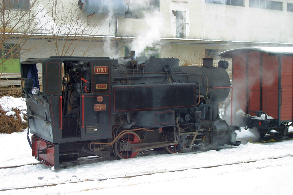 Die Leihgabe-Lok 170.1 wartet am 04.Dezember 2005 mit dem Nikolaus-Sonderzug abfahrbereit im Bf. Heidenreichstein.