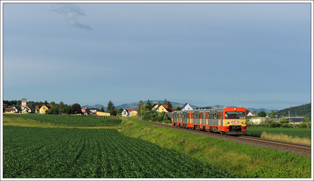 Die Leistungen der Triebwagen der GKB Reihe VT 70 werden am Wieser Ast immer seltener. Seit 23.5.2011 wird R 8569 von Graz ber Lieboch nach Wies-Eibiswald wieder von zwei VT 70 traktioniert. Die Aufnahme zeigt den Zug mit VT 70.05 (5070 005) an der Spitze kurz nach Plfing-Brunn.