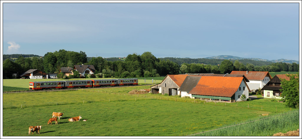 Die Leistungen der Triebwagen der GKB Reihe VT 70 werden am Wieser Ast immer seltener. Seit 23.5.2011 wird R 8569 von Graz ber Lieboch nach Wies-Eibiswald wieder von zwei VT 70 traktioniert. Die Aufnahme zeigt den Zug mit VT 70.05 (5070 005) an der Spitze kurz nach St. Peter im Sulmtal. Leider war das Licht zu diesem Zeitpunkt schon sehr gleisachsig.

