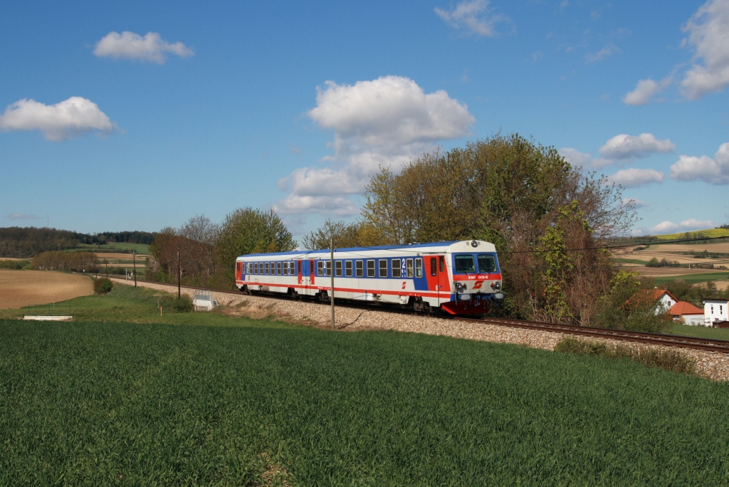 Die letzte bei den BB verbliebene Triebwageneinheit 5147 (001 + 002) hat mittlerweile Wr. Neustadt verlassen und auf der Strecke Krems - St. Plten ihre neue Heimat gefunden. Alle anderen Fahrzeuge wurden an die GYSEV verkauft. R 6033 zwischen Statzendorf und Herzogenburg 25.04.2012