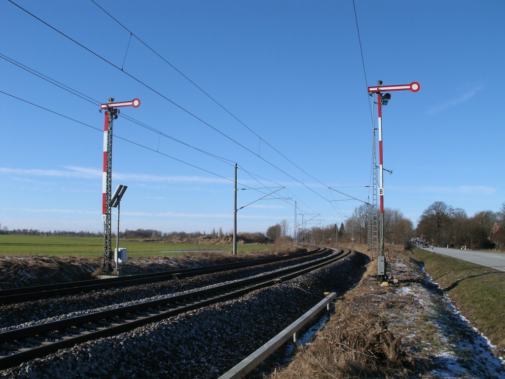 Die letzte Blockstelle von Rgen besitzt noch Formsignale.Hier sind es die Blocksignale  B  und  D  von Rambin am 12.Februar 2011.