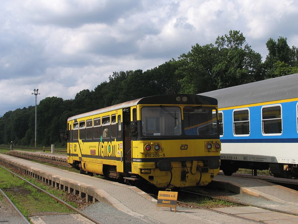 Die letzte  Drei-Farben-Reihe  der Brotbchse. 810 205-5 (Viamont) mit Os 15718 Trutnov Hlavn Ndra-Svoboda nad pou auf Bahnhof Trutnov Hlavn Ndra am 6-8-2011.