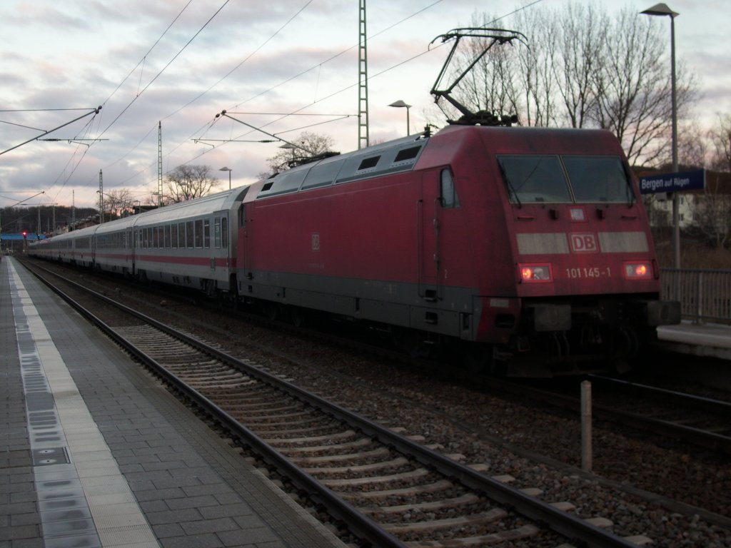 Die letzte gebaute 101 145 am 14.Dezember 2009 als Schlu�lok im IC 2212 Koblenz-Binz in Bergen/R�gen.