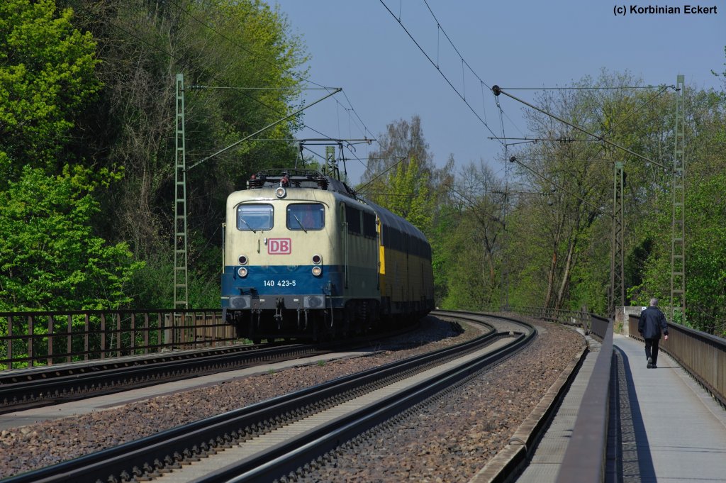 Die letzte ihrer Art: 140 423-5 im blau/beigen Design mit einem Autotransportzug Richtung Regensburg bei der Überquerung der Donaubrücke in Mariaort, 19.04.2011