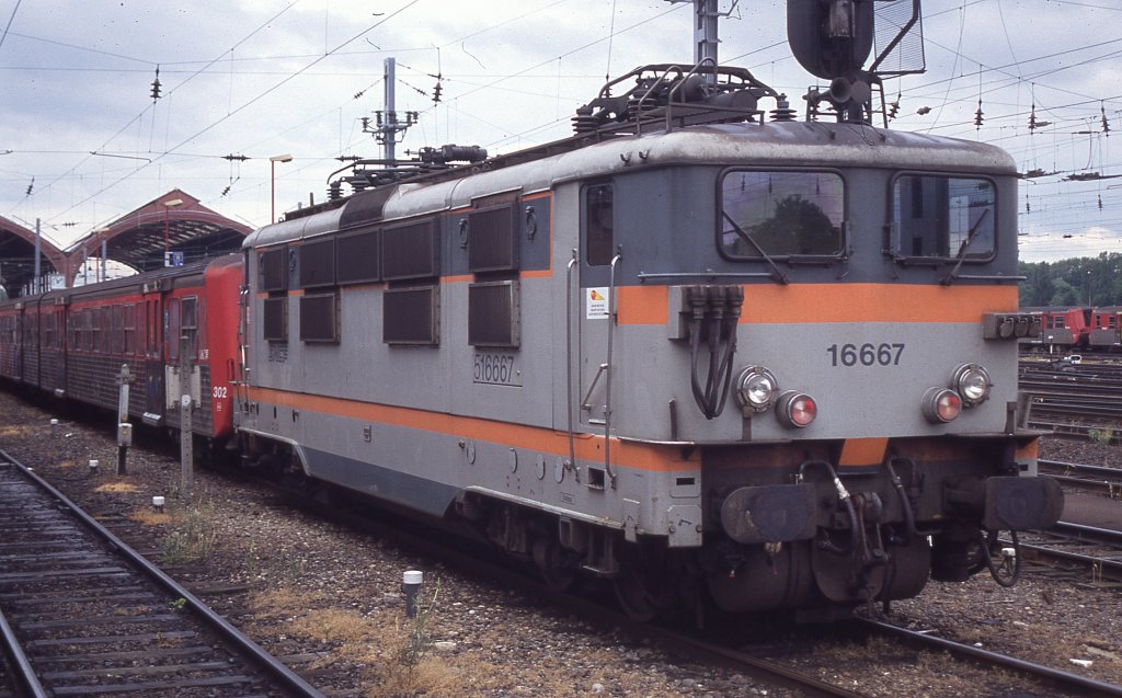Die letzte in meiner Sammlung befindliche Lackvariante der BB16. Die 16667 im Juni 1996 in Strasbourg. Nikon F301 - Scan vom Dia. 
