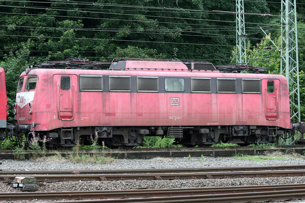 Die (letzte) orientrote 140 024-1 steht mit 155 091-2 immer noch im Dienst abgestellt in Aachen West am 26.08.2010