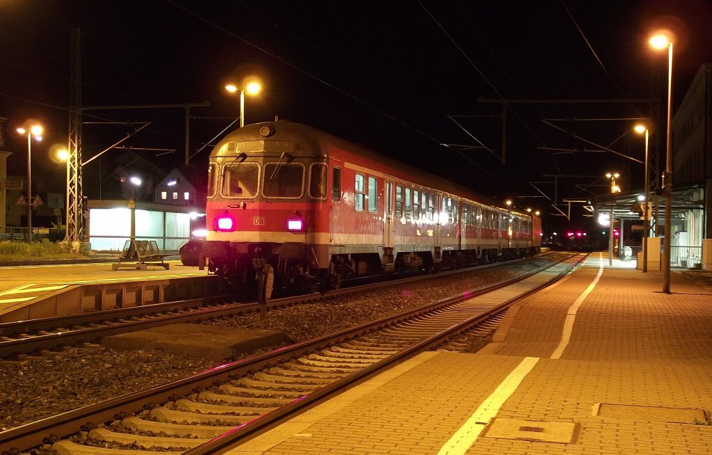 Die letzte RB des Tages nach Saalfeld (Saale) steht am 21. Mai 2011 auf Gleis 2 in Kronach.