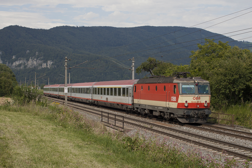 Die letzte Schachbrett 1044er, 1044.117 mit OIC 259 bei Deutschfeistritz. Leider ebenfalls nur mattsonnig. ):
18.8.11