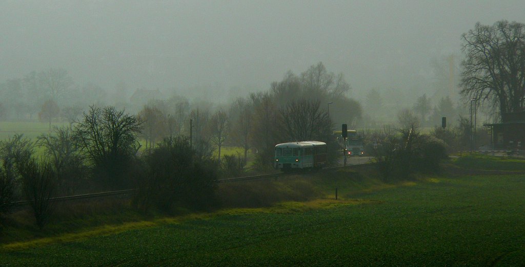 Die letzte Sonderfahrt auf der Unstrutbahn in diesem Jahr. Die Ferkeltaxen der Wisentalbahn brachten Besucher aus Reuth (V) anllich Deutschlands grten Mrchenumzug in Bad Bibra nach Laucha. Hier bei Kleinjena; 12.12.2009
