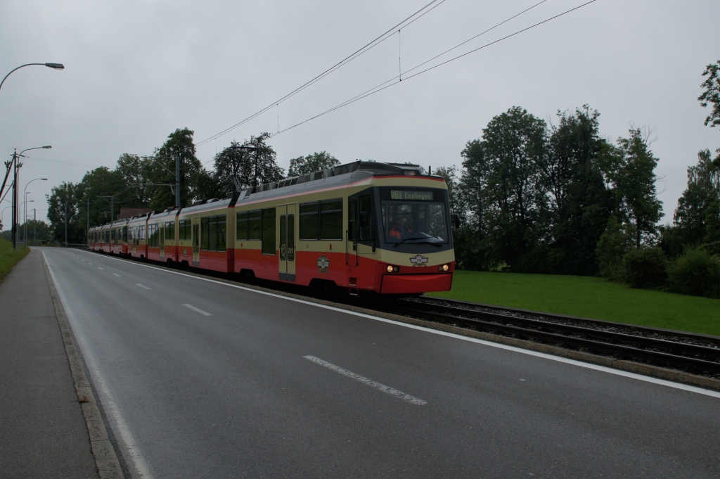 Die letzte spezielle Komposition, welche am Vormittag des 2.9.12 an der Jubilumsparade gezeigt wurde, bestand aus 4 Be 4/6. Eine solcher Zug ist im Regelbetrieb nicht anzutreffen, weil er schlichtweg zu lang ist. Das Bild wurde zwischen Emmat und Esslingen aufgenommen.