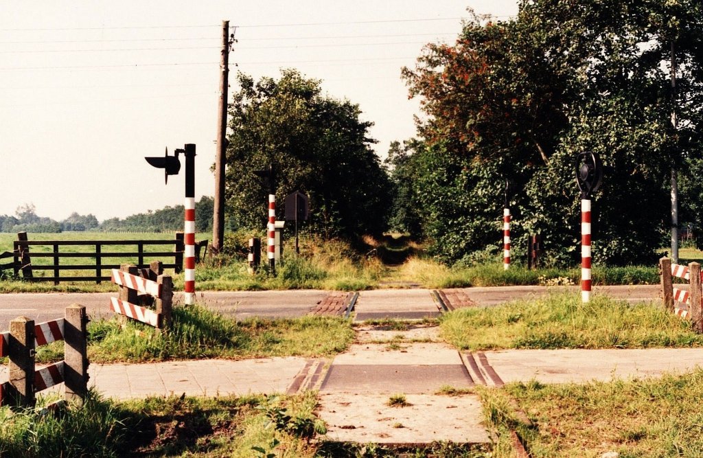 Die letzte Tage der Gterbahnstrecke Groningen-Drachten. Die alte Bahnbergang bei Drachten-Nijtap am 1-9-1987. Seit 1988 sind die Gleise und die Bahnbergang enfernt. Bild und scan: Date Jan de Vries.