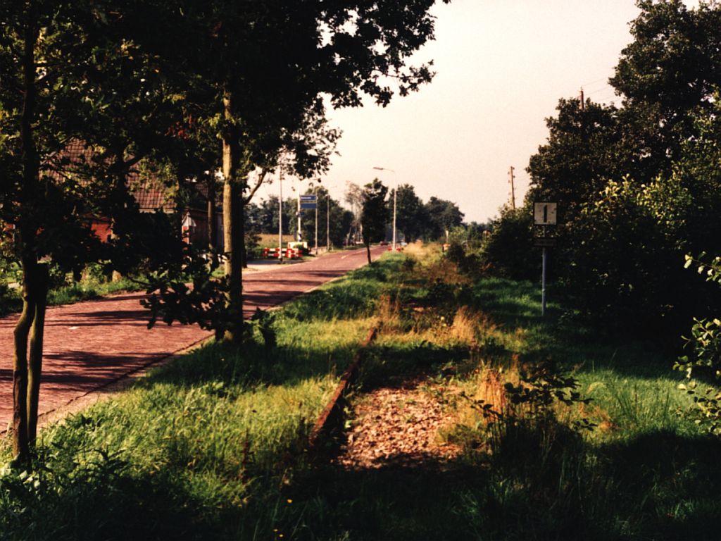 Die letzte Tage der Gterbahnstrecke Groningen-Drachten. Die alte Strecke bei Rottevalle am 1-9-1987. Seit 1988 sind die Gleise enfernt. Bild und scan: Date Jan de Vries. 

