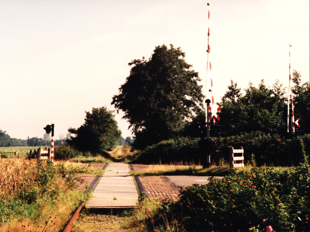 Die letzte Tage der Gterbahnstrecke Groningen-Drachten. Die alte Bahnbergang bei Drachten Noorderhogeweg am 1-9-1987. Seit 1988 sind die Gleise und die Bahnbergang enfernt. Bild und scan: Date Jan de Vries. 
