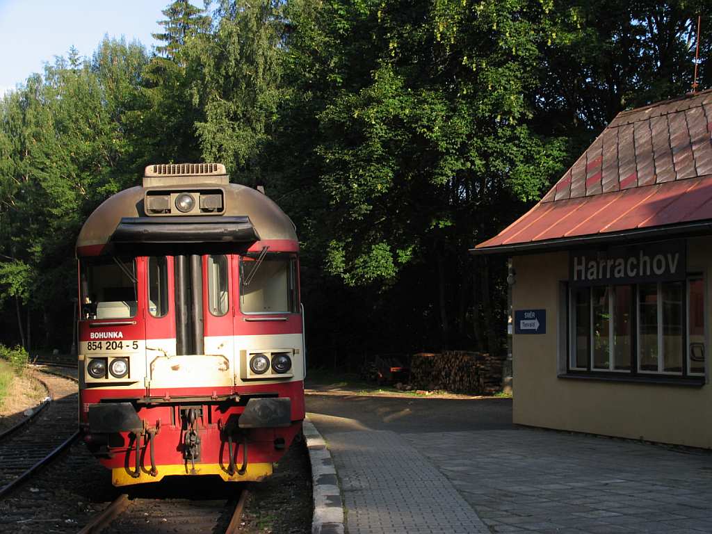 Die letzte Zug nach Tanvald (Os  204), bestehende aus die 854 204-5, ein Lokfhrer und die Schaffner (keine Passagiere!) steht abfahrtsbereit um 18:58 in Bahnhof Harrachov am 13-7-2009.