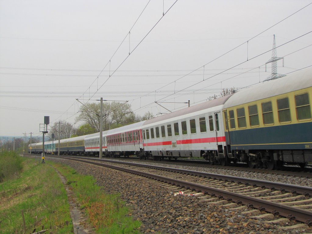 Die letzten 9 von 17 Wagen des DBM 91340, den die DB Museum E 40 128 + 140 423-5 am 30.04.2013 vom AW Chemnitz nach Koblenz-Ltzel gebracht haben.