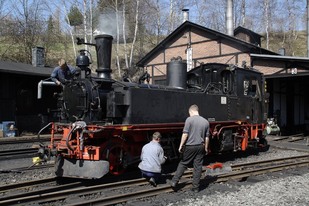 Die letzten Arbeiten vor der ersten Probefahrt von 99 568 am 17.04.2010 in Jhstadt.
