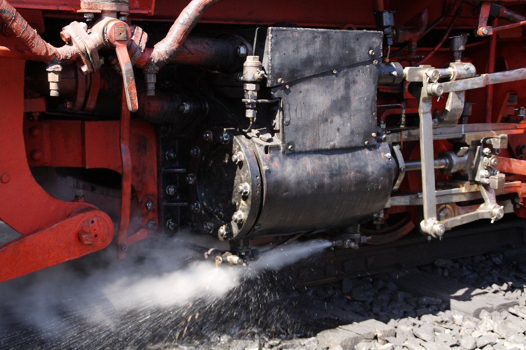 Die letzten Arbeiten vor der ersten Probefahrt von 99 568 nach der Kessel HU am 17.04.2010 in Jhstadt. Aus den Entwsserungshhen der Hochdruck-Triebwerks strhmt noch jede Menge Wasser.