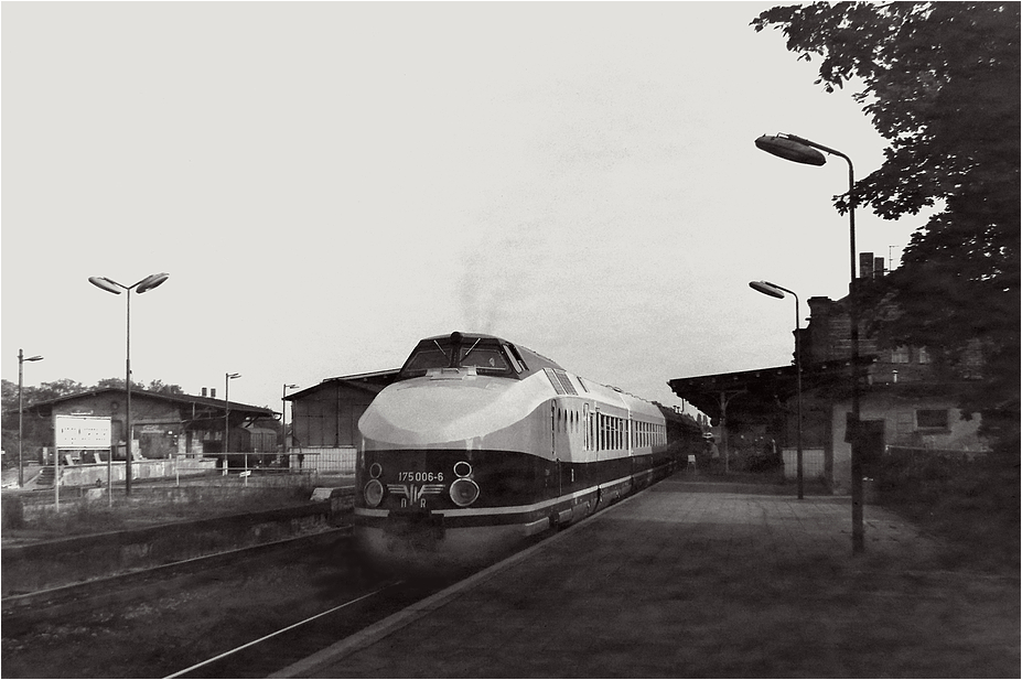Die letzten Einstze der Baureihe 175 auf der Relation Berlin-Bautzen. Halt in Knigs-Wusterhausen, Anfang der 80er Jahre