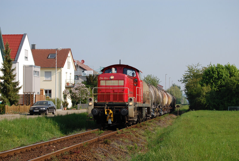 Die letzten interessanten Zugleistungen auf der Teckbahn sind die mit der BR 294 bespannten Gterzge. Am 26.4.2011 machte ich mich am Morgen auf, um 294 664-8 mit ihrem kurzen Kesselwagenzug von Plochingen nach Oberlenningen kurz hinter dem Bahnhof Dettingen aufzunehmen.