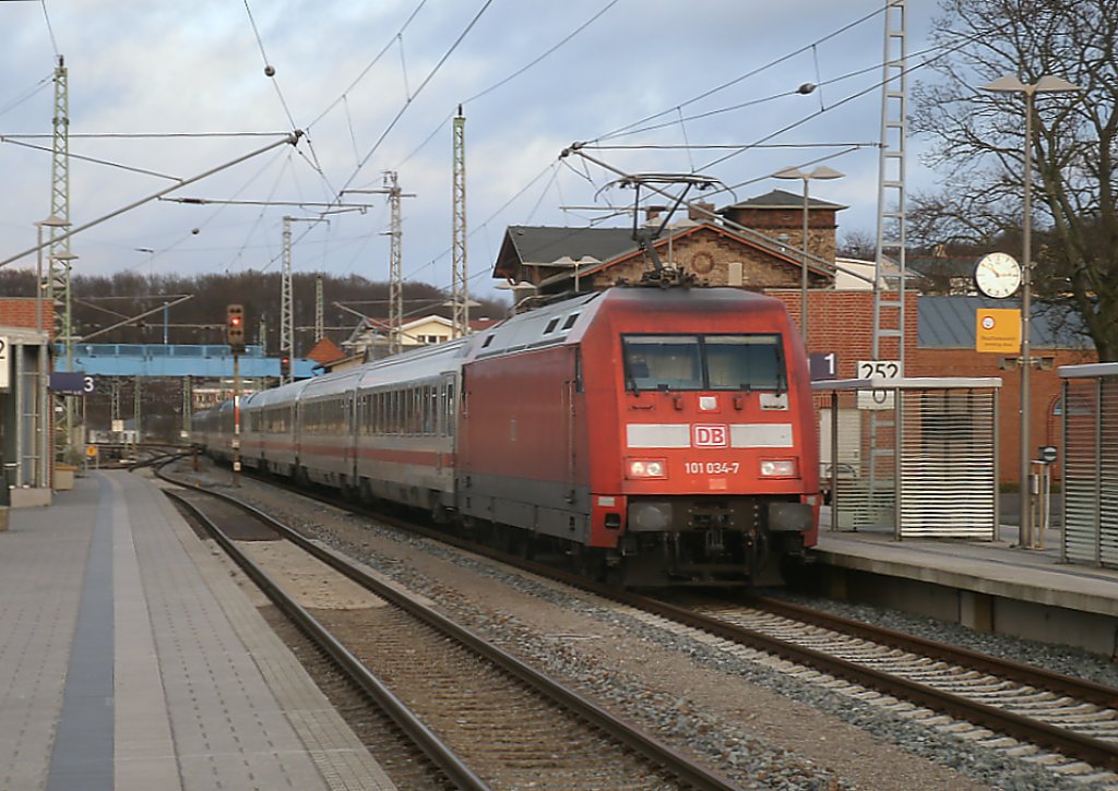 Die letzten Kilometer bis zum Ziel Binz,schob 101 034,mit dem IC 2212 aus Koblenz,am 10.Dezember 2011,aus Bergen/Rgen.
