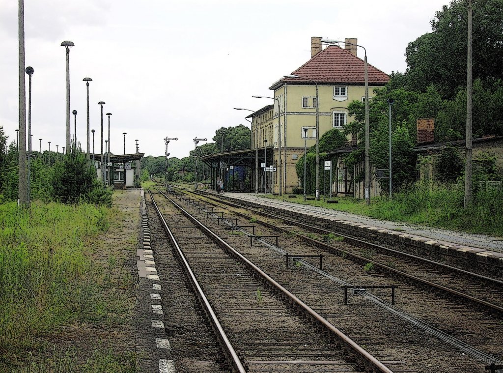 Die letzten zwei Bahnsteiggleise des Bahnhofs Templin im Sommer 2009, mit Blick in Richtung Lwenberg (Mark). Das Bild wurde mit Paint.NET bearbeitet.