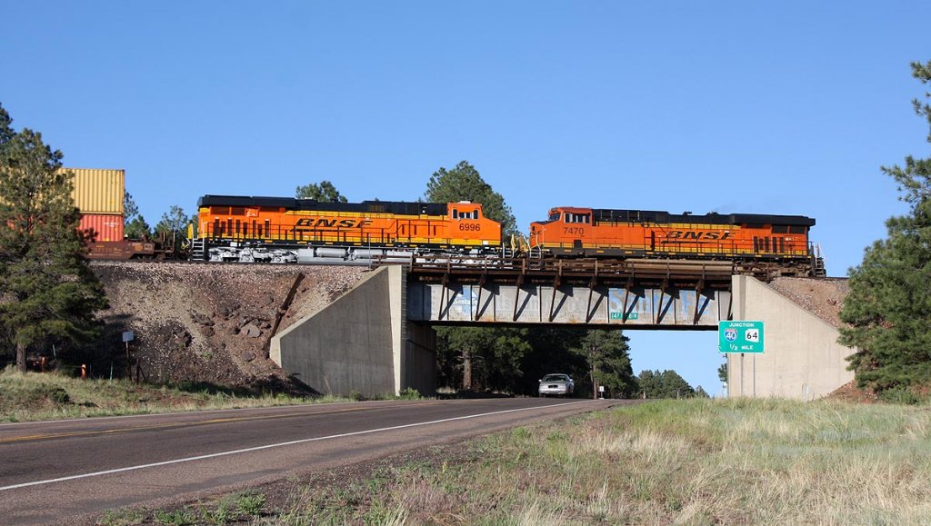 Die letzten zwei Loks eines langen Zuges der BNSF im herrlichen Abendlicht. Der Zug fhrt in Richtung Los Angeles.
Aufgenommen in Williams am 7.5.2012.