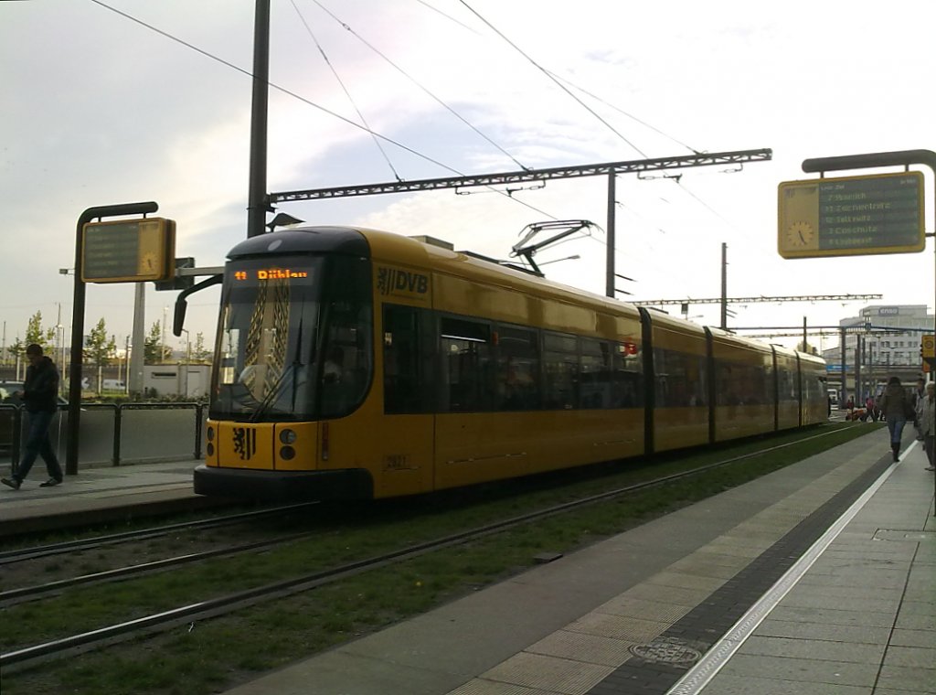 Die Linie 11 nach Bhlau fhrt gerade in die Haltestelle Hauptbahnhof Nord ein.