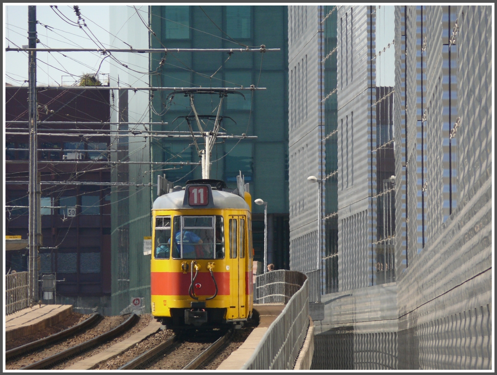 Die Linie 11 vor dem Jakob Burckhardt Haus in Basel. (21.09.2010)