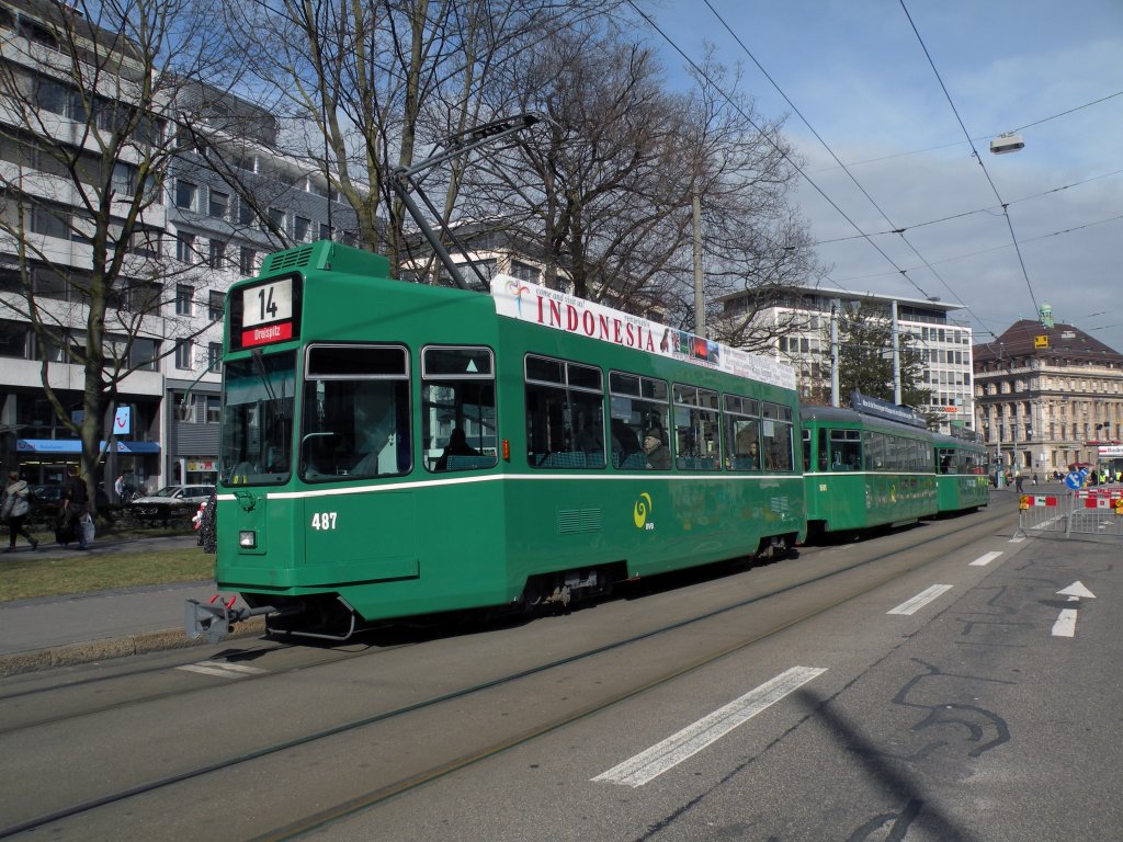 Die Linie 14 fhrt am Fasnachts Dienstag von Muttenz bis zum M-Parc. Hier sehen wir einen Kurs mit dem Be 4/4 487 an der Spitze auf der Linie 14 am Aeschenplatz. Die Aufnahme stammt vom 28.02.2012.