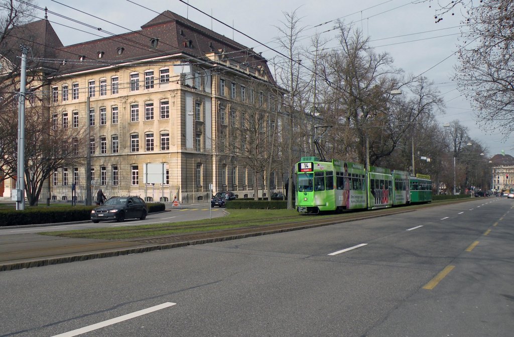 Die Linie 14 fhrt am Fasnachts Dienstag von Muttenz bis zum M-Parc. Hier sehen wir einen Kurs mit dem Be 4/6S 661 und der Vollwerbung fr die kommende MUBA auf der Linie 14 vor der Einfahrt zum Bahnhof SBB. Die Aufnahme stammt vom 28.02.2012.