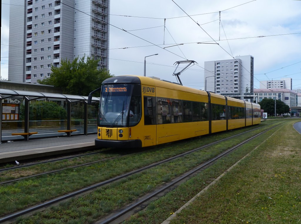 Die Linie 2 (2821) erreicht die Haltestelle Strassburger Platz. 19.06.2011