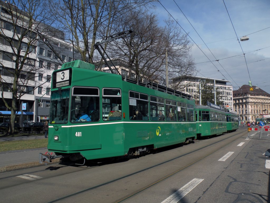 Die Linie 3 fhrt am Fasnachts Dienstag von der Birsfelden Hard via Bahnhof SBB zur Burgfelden Grenze. Hier sehen wir einen Kurs mit dem Be 4/4 481 an der Spitze auf der Linie 3 am Aeschenplatz. Die Aufnahme stammt vom 28.02.2012.