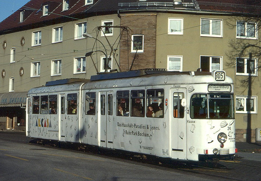 Die Linie 305 gab es bis zum September 1989, danach ging der erste Abschnitt der U35 Bochum - Herne in Betrieb. Am 13.01.1989 war BoGeStra Tw 24 noch auf der Universittsstrae unterwegs. Dieser sdliche Ast wurde bir zur Umstallung auf U-Bahn 1993 in die Linie 306 integriert.