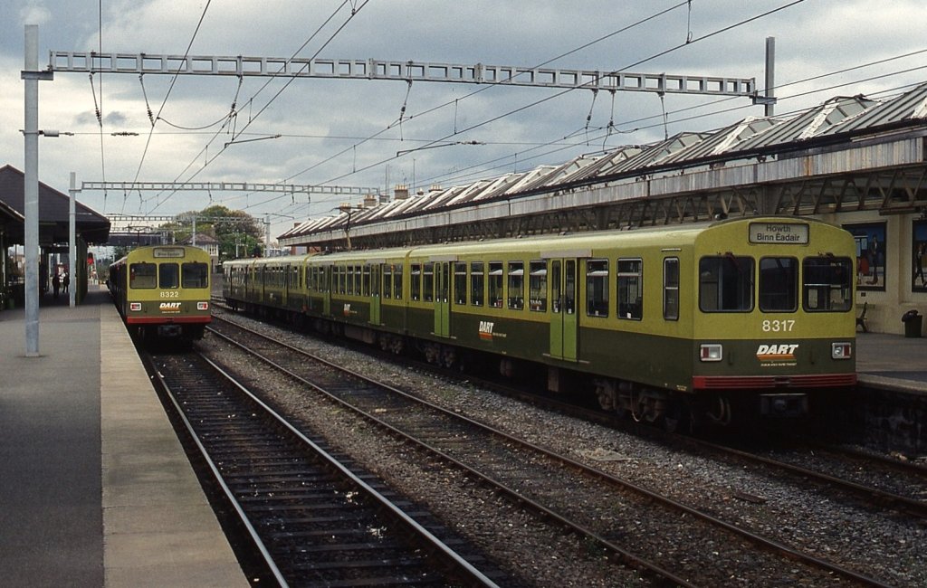 Die von Linke-Hoffmann-Busch gebauten elektrischen Triebwagen 8317 und 8322 der DART (Dublin Area Rapid Transport) im Bahnhof Bray (April 1992)