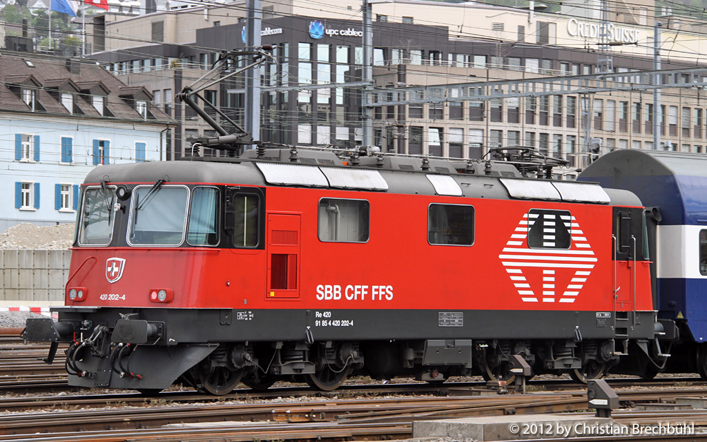 Die Lion Re420 202-4 der SBB, macht in dem neuen Farbkleid eine gute Figur, am 30. April 2012 bei der Einfahrt in den Hbf Zrich, Bild Christian Brechbhl