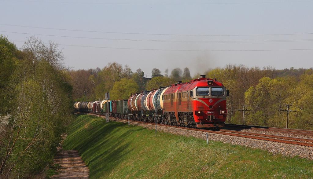 Die litauische Doppellok 2M62 1162 ist mit einem schweren gemischten
Gterzug am Stadtrand von Kaunas in Richtung Grenze Enklave Kaliningrad
am 29.4.2012 unterwegs.