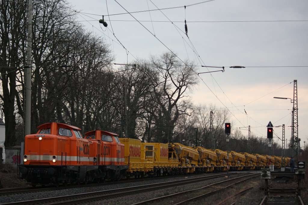 Die LOCON 205 und die LOCON 208 fhren am 6.3.12 mit einem Strabag Bauzug durch Ratingen-Lintorf.