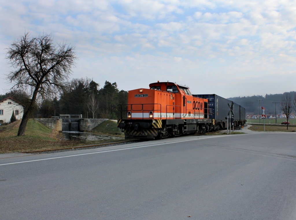 Die LOCON 211 mit dem Tchibo Containerzug  am 24.03.2012 bei der einfahrt ins Max Bgl Werk in Sengenthal.