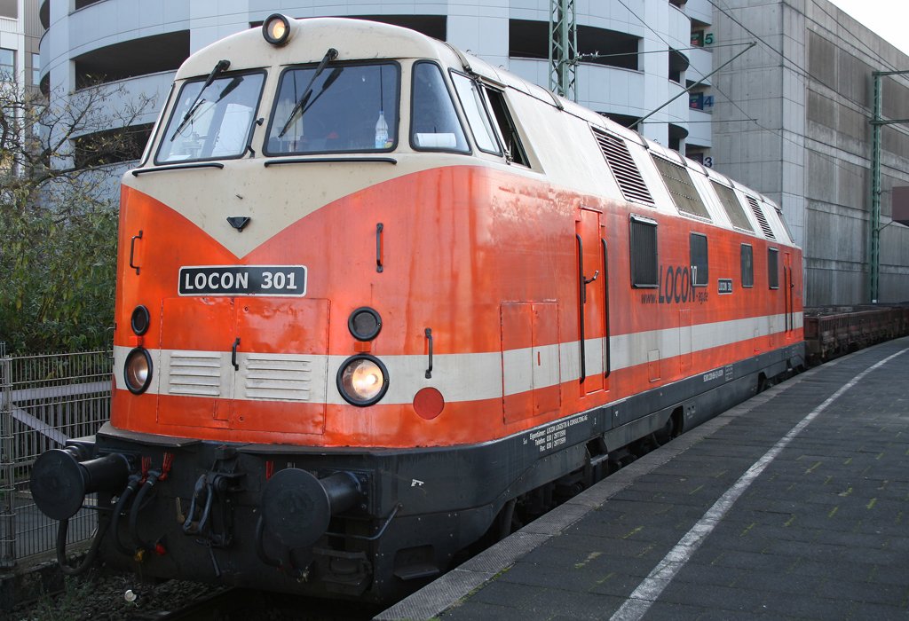 Die Locon 301 mit frischer HU rangiert mit einem Bauzug in Dsseldorf HBF am 21.11.2009