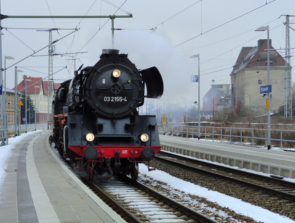 Die Lok der 03er BR auf Sonderfahrt durchfhrt den Bahnhof Pasewalk in Richtung Neubrandenburg bis Neustrelitz. - 21.12.2012
