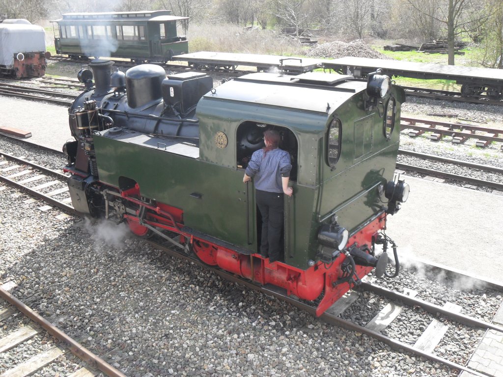 Die Lok 101  Schwarzach  aus der Vogelperspektive im Bahnhof Schierwaldenrath der Selfkantbahn.