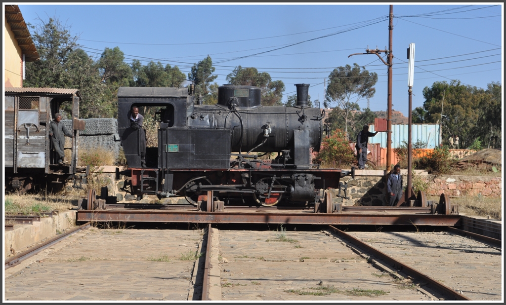 Die Lok 202.002 wird verschoben mit der Schiebebhne. Den Grund dieses Manvers erfahren wir erst spter. (31.01.2012)