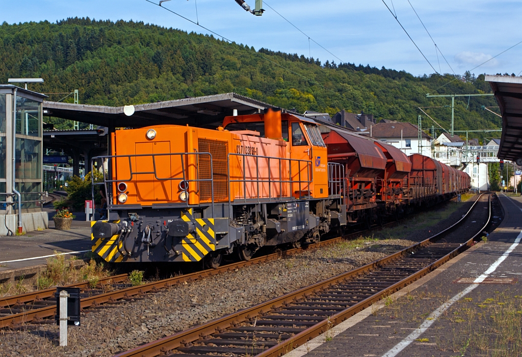 Die Lok 42 der Kreisbahn Siegen-Wittgenstein  (KSW) mit gemischtem Gterzug fhrt am 22.08.2012 auf Gleis 102 durch den Bahnhof Betzdorf/Sieg. Der Zug kommt von Herdorf (ber die Hellertalbahn - KBS 462), im Ragierbahnhof Betzdorf setzt die Lok dann, fr den entspr. Fahrrichtungswechsel nach Siegen, um. Die Lok 42 ist eine Vossloh G 1700 BB (F.-Nr. 1001108, Baujahr 2001).
