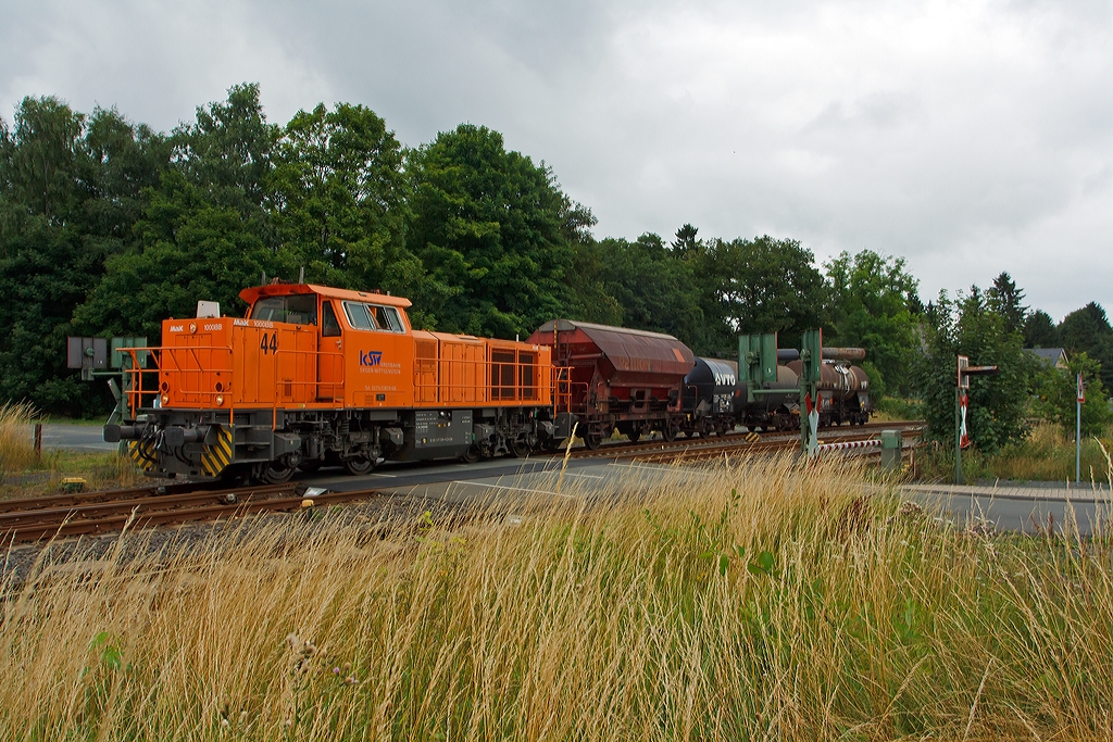 Die Lok 44 - MaK G 1000 BB (271 004-4) der Kreisbahn Siegen-Wittgenstein (KSW) fhrt nun mit einen kurzen Gterzug (3 Wagen) nach Herdorf, hier am 08.08.2013 beim B km 105,6 in Wrgendorf.

Die Lok wurde 2003 bei Vossloh unter der Fabriknummer 1001462 gebaut und am 05.01.2004 an die KSW ausgeliefert. Sie hat die NVR-Nummer  92 80 1271 004-4 D-KSW und EBA 02G23K 004.
